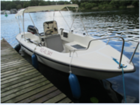Motorboot „Sai Gon“ mit Steuerstand am Steg